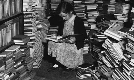 Little-girl-reads-in-book-007